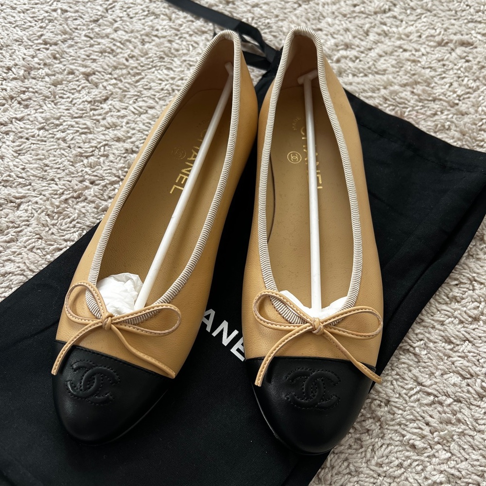 CHANEL Beige and Black Leather Flats